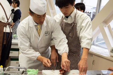 【在本地高中傳授和食的專業技術】