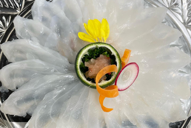 春之味覺饗宴：富士山鮭魚與櫻花碗的完美結合