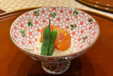 春之味覺饗宴：富士山鮭魚與櫻花碗的完美結合