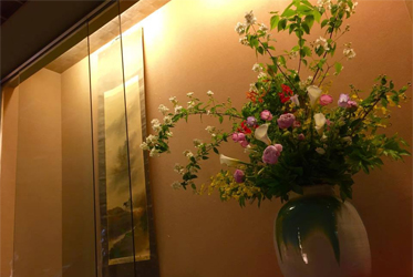 季節花藝與畫軸的完美邂逅，展示廊煥然一新