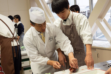 【地元の高校で和食の技を伝授】
