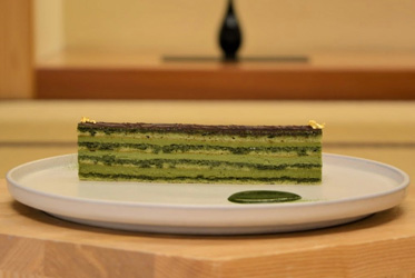レストラン やまもものランチ時間にご提供する「抹茶のオペラ」