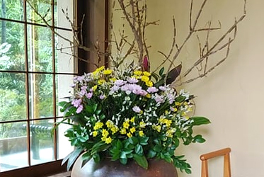 正面玄関にございますお花は